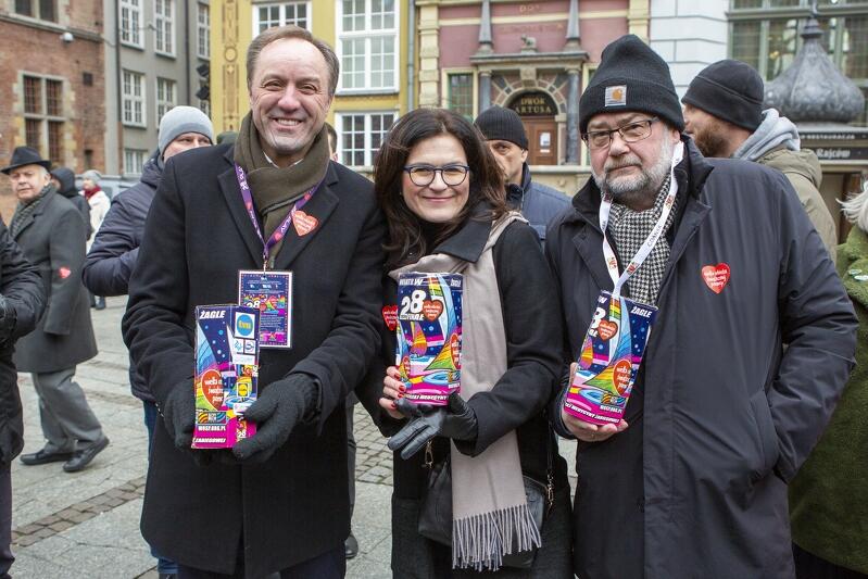 Droga Królewska podczas 28. finału Wielkiej Orkiestry Świątecznej Pomocy. Kwestują (od lewej) marszałek województwa pomorskiego Mieczysław Struk, prezydent Gdańska Aleksandra Dulkiewicz i poseł na Sejm RP Piotr Adamowicz