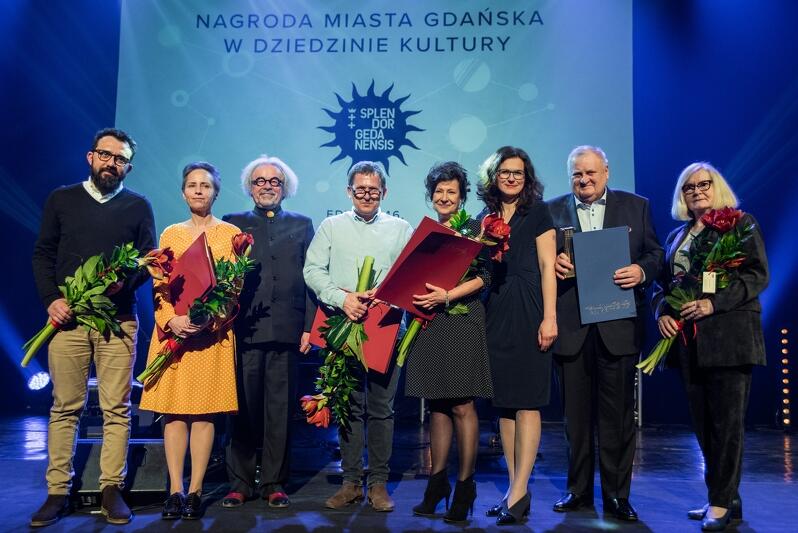 Kwiecień 2019, gala wręczenia 46. edycji nagród w dziedzinie kultury Spelndor Gedanensis. Nz. od lewej: Paweł Szopowski i Magdalena Kalisz; Andrzej Stelmasiewicz (przewodniczący komisji kultury RMG), Jacek Zdybel, Dorota Kolak, prezydent Gdańska Aleksandra Dulkiewicz oraz przedstawiciele Browaru Amber