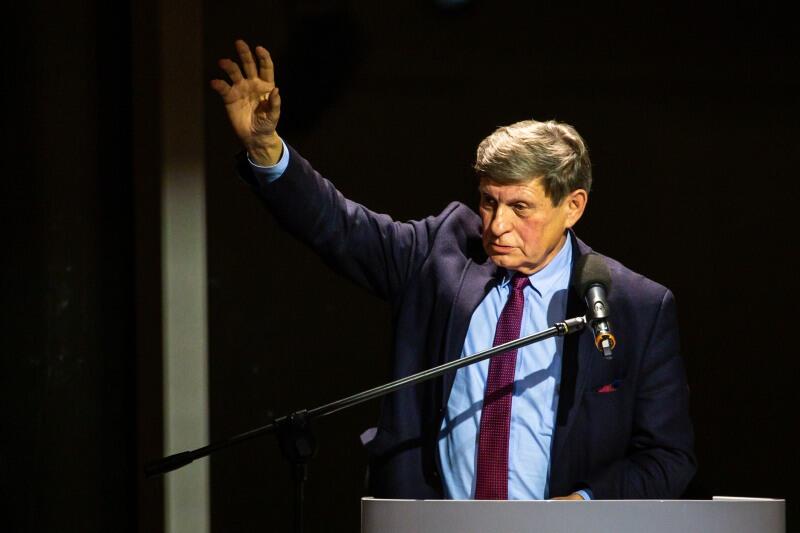 Prof. Leszek Balcerowicz, ekonomista, profesor Szkoły Głównej Handlowej (SGH) w Warszawie i MBA w St. John`s University w Nowym Jorku. Jest autorem reform ekonomicznych rozpoczętych po upadku komunizmu w 1989 r. w Polsce. Piastował stanowiska wicepremiera i ministra finansów w pierwszym niekomunistycznym rządzie Polski po II WŚ, przewodniczącego Unii Wolności w latach 1995-2000, a w latach 2001-2007 prezesa Narodowego Banku Polskiego