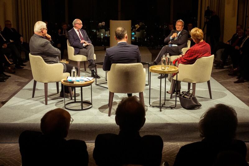 Dyskusja gości. Nz. od lewej prof. Jerzy Hausner, Janusz Lewandowski, Janusz Steinhoff, Henryka Bochniarz, (w środku tyłem) Mikołaj Kunica.