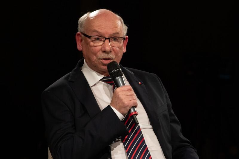 Janusz Lewandowski, doktor nauk ekonomicznych. W latach 1980 - 1989 doradca Solidarności. Współzałożyciel Kongresu Liberalno-Demokratycznego oraz Instytutu Badań nad Gospodarką Rynkową. W rządzie Jana Krzysztofa Bieleckiego był ministrem przekształceń własnościowych. Jest posłem Parlamentu Europejskiego, a w latach 2009 - 2014 pełnił funkcję komisarza UE ds. budżetu i programowania finansowego