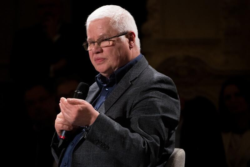 prof. Jerzy Hausner, profesor nauk ekonomicznych. Jest twórcą katedry Administracji Publicznej Uniwersytetu Ekonomicznego w Krakowie. W latach 2001 - 2005 poseł na Sejm RP oraz minister w rządzie Leszka Millera i wicepremier w rządzie Marka Belki. Był członkiem Rady Polityki Pieniężnej.