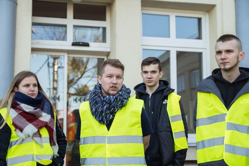 Krakusi w zajezdni Wrzeszcz, drugi od l. Damian Otwinowski, czwarty - Grzegorz Janik