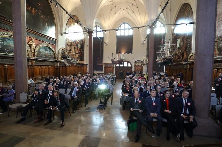 Uroczystość odbyła się w Dworze Artusa. Do zebranych przemawiali: prezydent Gdańska Aleksandra Dulkiewicz, marszałek województwa pomorskiego Mieczysław Struk i prof. Cezary Obracht-Prondzyński