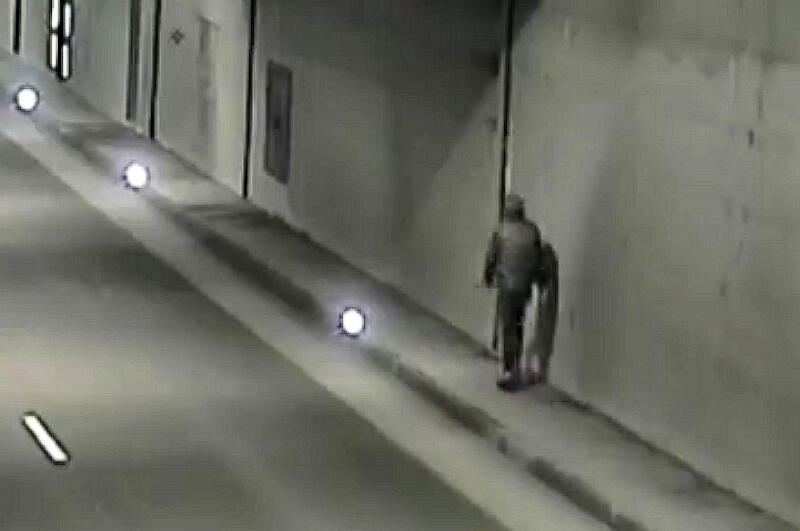 Pieszy w Tunelu pod Martwą Wisłą