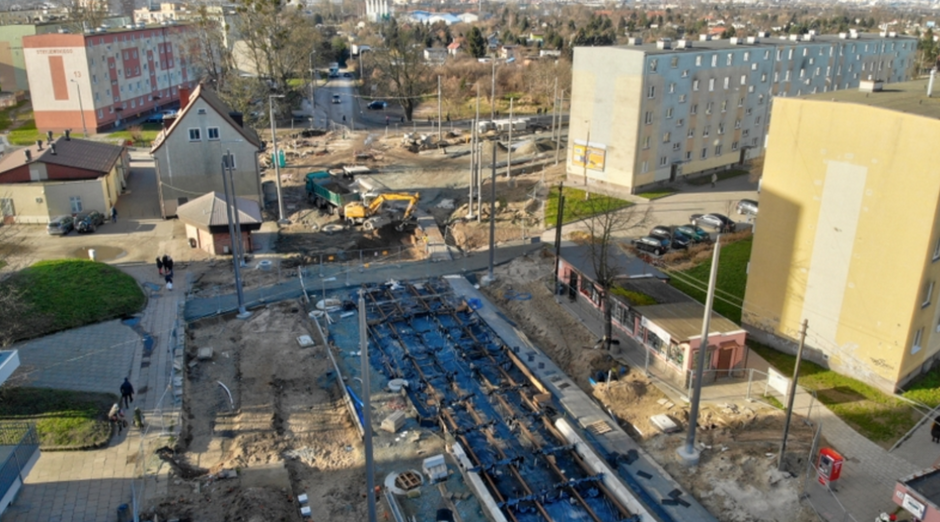 Prace ziemne i przygotowawcze pod nowe torowisko trwają jeszcze m.in. przy skrzyżowaniu ul.Siennej z Wosia Budzysza oraz przy skrzyżowaniu ul. Stryjewskiego z ul. Skiby