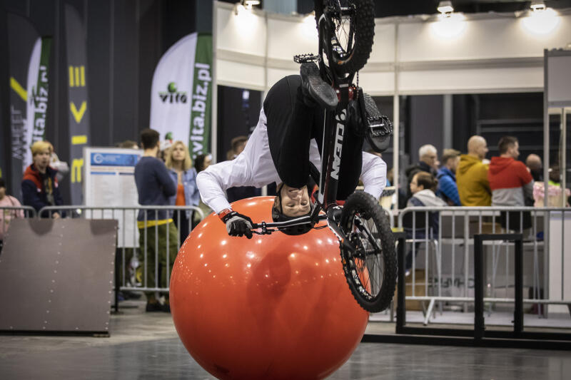 Pokazy rowerowych akrobacji na Bike Trade Show wykonaniu Kamila Kobędzowskiego (na zdjęciu)