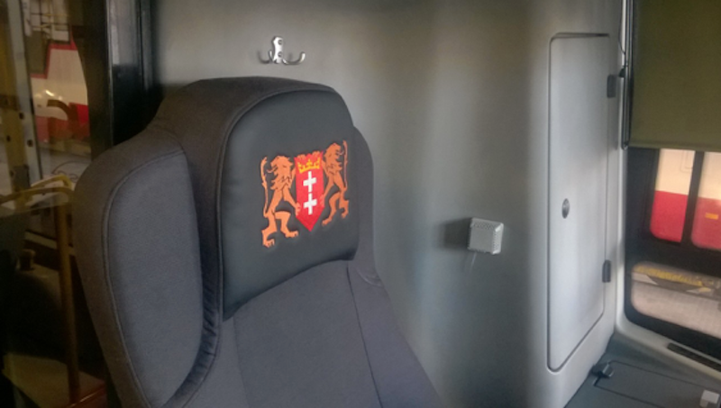 Tramwaje GAiT sukcesywnie wyposażane są w nowe fotele dla motorniczych, które są w pełni ergonomiczne, a ich zagłówki zdobią gdańskie lwy