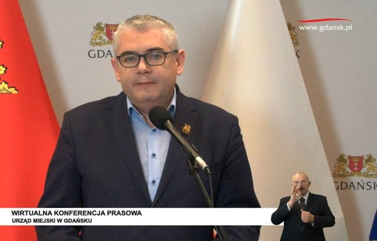 O posiłkach dla uczniów, doposażeniu ich w sprzęt komputerowy i konieczności przełożenia egzaminów ósmoklasistów i maturalnego - mówił Piotr Kowalczuk, zca prezydent Gdańska ds. edukacji i usług społecznych, 3 kwietnia 2020 r. podczas wirtualnej konferencji prasowej