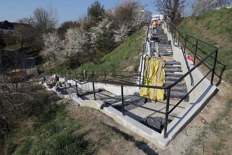 Nowe schody powoli nabierają już ostatecznego kształtu