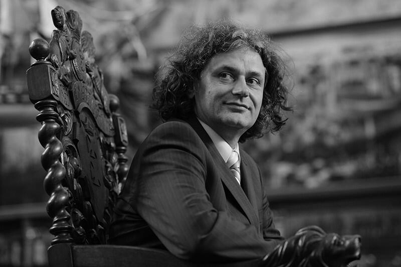 Maciej Kosycarz (1964-2020) był pracowity, pogodny, zawsze życzliwy. W Gdańsku znali go prawie wszyscy. Był cenionym fotoreporterem i społecznikiem, za swoje zasługi otrzymał m.in. Medal św. Wojciecha i księcia Mściwoja II