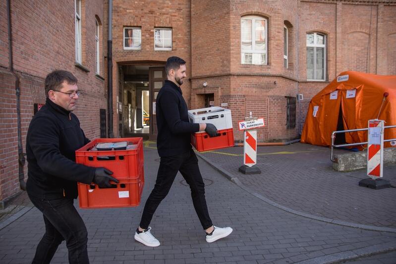 Pierwsze 600 obiadów trafiło do szpitali. Dzisiaj z akcji Obiad dla medyka korzystają nie tylko pracownicy służby zdrowia, ale też seniorzy i wychowankowie Domów dla Dzieci prowadzonych przez Gdańską Fundację Innowacji Społecznej