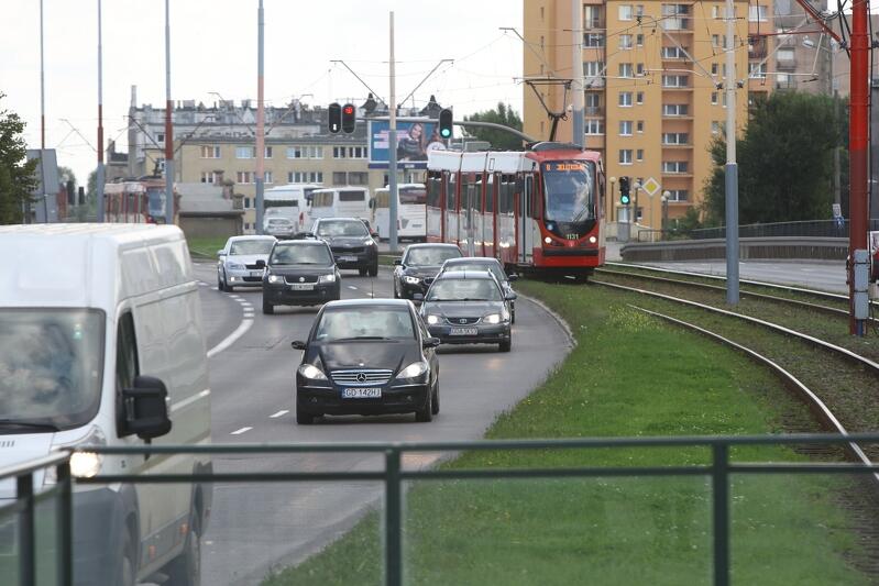 Od wtorku tramwaje nie będą jeździły między Śródmieściem a Przeróbką i Stogami. Na około dwa tygodnie trzeba przesiąść się do autobusów. Dzięki tej zmianie będzie możliwy dalszy postęp w pracach nad przebudową skrzyżowania ul. Podwale Przedmiejskie z Łąkową. Powstanie tam m.in. naziemnie przejście dla pieszych, podobnie jak wcześniej, na skrzyżowaniu z Chmielną