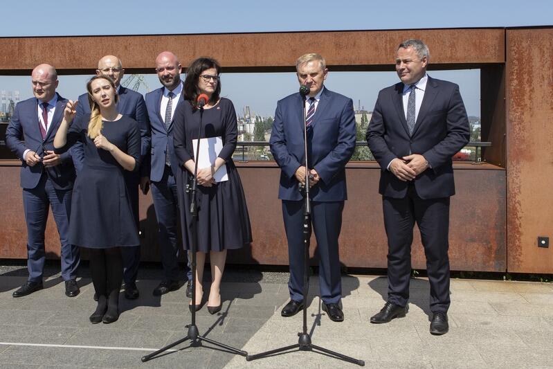 Czerwiec 2019, taras Europejskiego Centrum Solidarności, konferencja prasowa Unii Metropolii Polskich. Nz. od lewej: Piotr Krzystek - prezydent Szczecina, Krzysztof Żuk - prezydent Lublina (za tłumaczką języka migowego), Jacek Sutryk - prezydent Wrocławia, Aleksandra Dulkiewicz - prezydent Gdańska, Tadeusz Truskolaski - prezydent Białegostoku, Rafał Bruski - prezydent Bydgoszczy