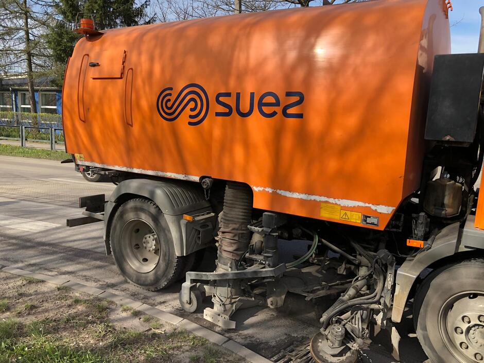 Na ulicach Gdańska zauważyć można m.in. 13 zamiatarek ulicznych i 9 polewarek