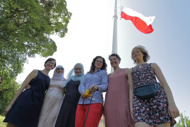 Prezydent Aleksandra Dulkiewicz (pośrodku) na Górze Gradowej w towarzystwie gdańszczanek różnych narodowości i wyznań, które uszyły wielką biało-czerwoną flagę z okazji 30. rocznicy wyborów 4 czerwca 89. Czerwiec 2019 r.
