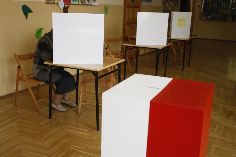 Państwowa Komisja Wyborcza potwierdza, że wybory 10 maja nie odbędą się i uzasadnia, że powodem tej sytuacji było wprowadzenie ustawy, która odebrała PKW możliwości działania