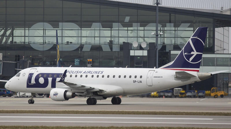 Samol PLL LOT na płycie Lotniska Gdańsk im. Lecha Wałęsy