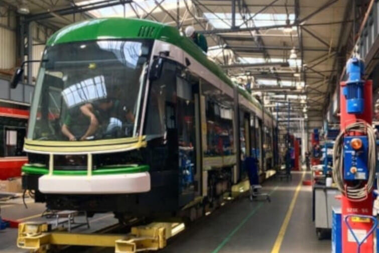 Tramwaj w barwach klubu piłkarskiego Lechia Gdańsk jest już niemal ukończony. Wkrótce zacznie kursować po gdańskich torach