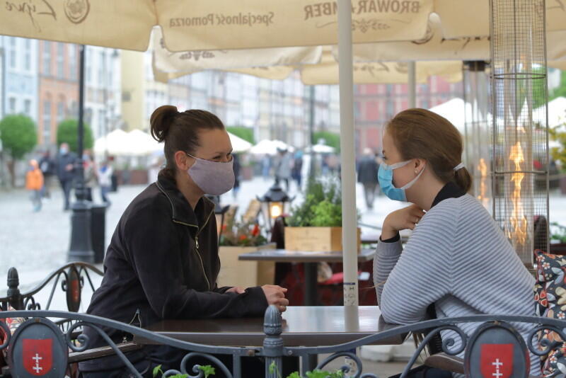 Choć może się wydawać, że sytuacja jest opanowana, w Polsce epidemia koronawirusa nie ustępuje. Pamiętajmy o tym i stosujmy się do zaleceń sanitarnych