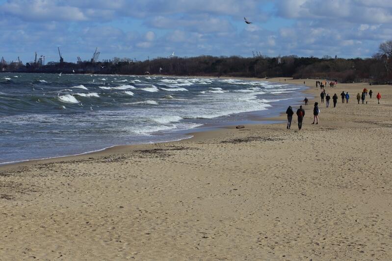 Plaża w Brzeźnie. Można na niej plażować już od 1 czerwca. Na jakich zasadach? Gdański Ośrodek Sportu, zarządzający kąpieliskami morskimi oraz plażami w Gdańsku, opracowuje wykaz zaleceń. Będą dostępne na stronie: www. kapieliskagdansk.pl