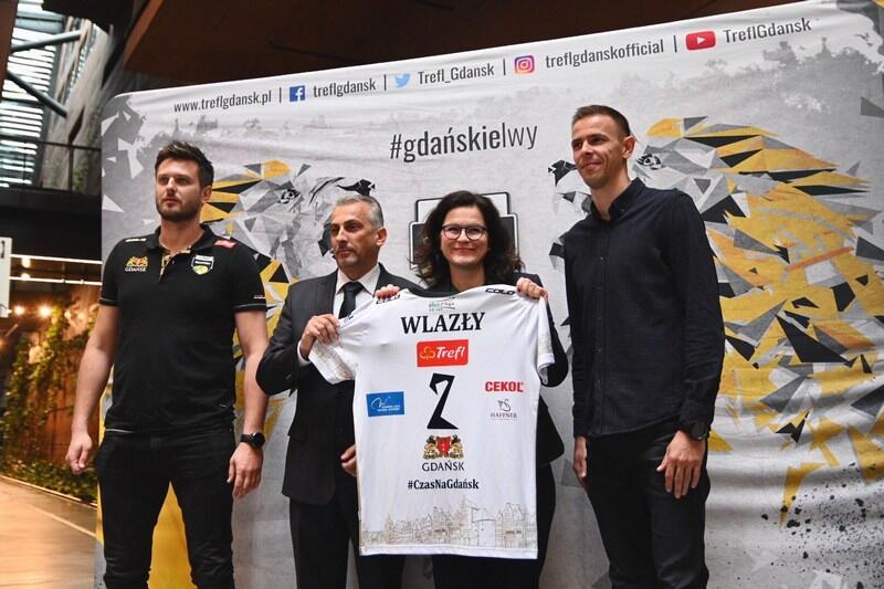 Prezentacja nowego siatkarza Trefla w ogrodzie zimowym ECS. Od lewej: trener Michał Winiarski, prezes klubu Dariusz Gadomski, prezydent Gdańska Aleksandra Dulkiewicz i Mariusz Wlazły