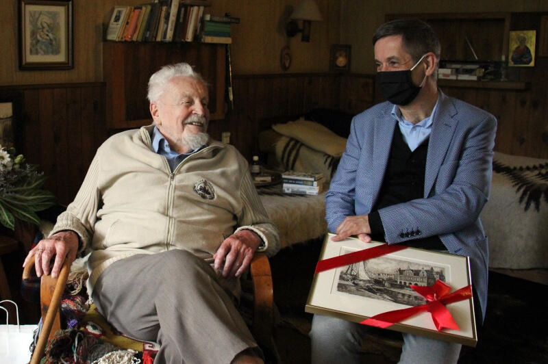 Andrzej Wincenty Perepeczko urodził się 5 czerwca 1930 roku we Lwowie. Z tej okazji pisarza odwiedził dyrektor Wojewódzkiej i Miejskiej Biblioteki Publicznej w Gdańsku Jarosław Zalesiński, by osobiście złożyć mu życzenia i wręczyć upominki