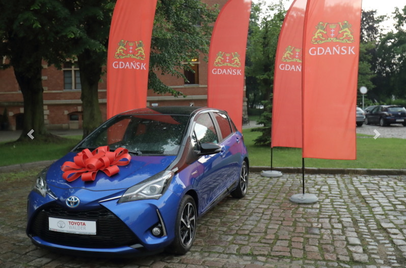 Niebieska Toyota Yaris stanie własnością pani Magdaleny, która rozliczyła swój pit w Gdańsku