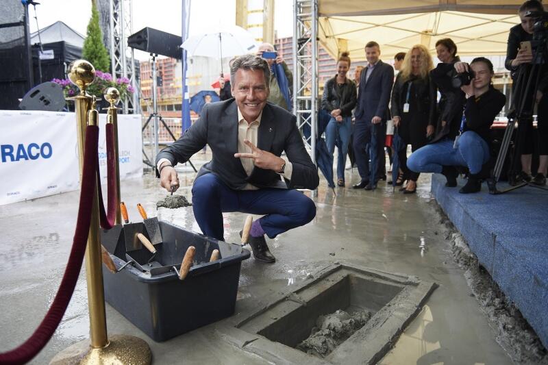 Prezes Portu Lotniczego Gdańsk podczas wmurowania aktu erekcyjnego