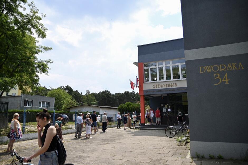 Tłumy mieszkańców około godz. 12 przed lokalem wyborczym w Brzeźnie, przy ul. Dworskiej