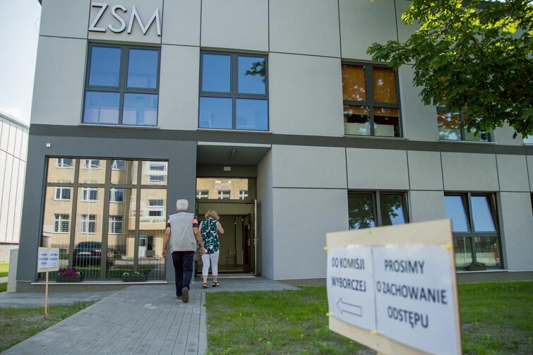 Przed lokalem wyborczym w Zespole Szkół Morskich w Nowym Porcie, w godzinach popołudniowych, stało zaledwie kilku wyborców