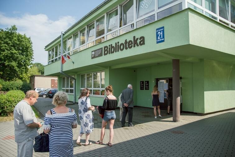 Tak, po południu, wyglądała sytuacja przed budynkiem biblioteki na Przymorzu