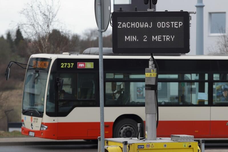 Autobusy nr 117 i 143 zmienią trasy tylko chwilowo. Powodem są uroczystości związane z odsłonięciem pomnika prof. Bartoszewskiego