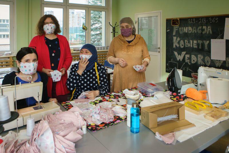 Maseczki trafiały m.in do szpitali. Nz. Barbara Kijewska, Lidka Makowska, Aminat Zhabrailova, Khedi Alieva