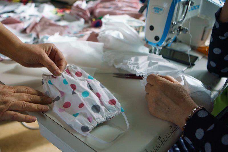 Panie z Fundacji maseczki szyją do dziś. Mają kilka tysięcy kilka tysięcy wykrojów