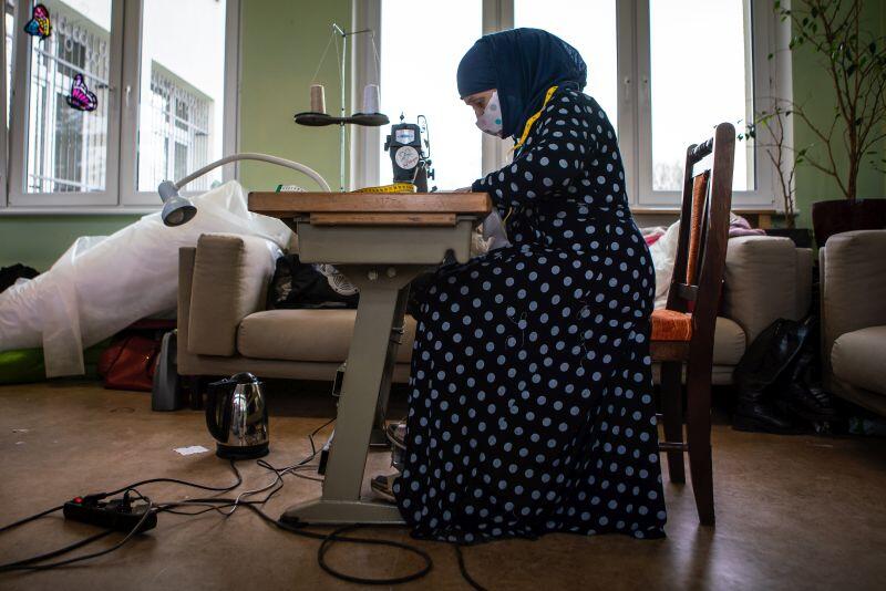 Przy maszynie do szycia Aminat Zhabrailova