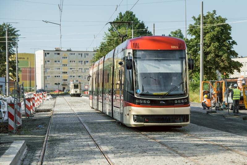 Autobus nr 158 z Wrzeszcza PKP na Stogi - czasowo kursują tylko do przystanku Rozłogi. Dalsza podróż w kierunku Stogów Plaży możliwa jest tramwajami linii nr 8, 9 i 68