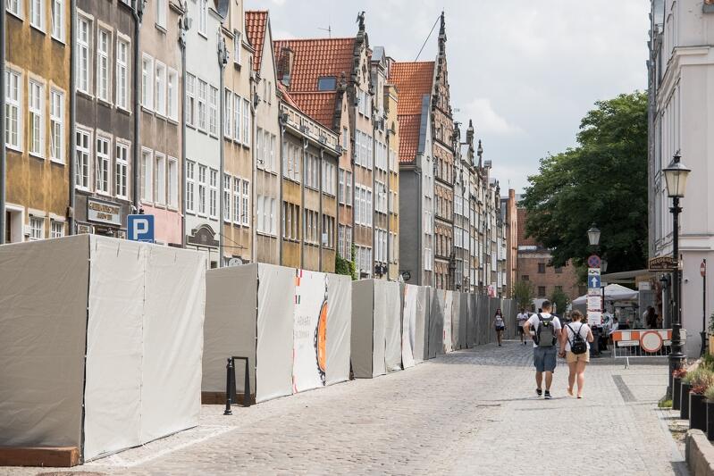 Po drugie - znajdą się tylko po jednej stronie ulic, dzięki czemu kupujący będą mogli swobodniej się poruszać i zachowywać zasady dystansu społecznego