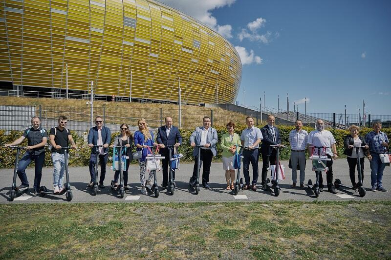 Przekazanie e-hulajnóg w ramach kampanii Mobilny Urząd – Aktywny Urzędnik odbyło się 22 lipca, pod Stadionem Energa Gdańsk