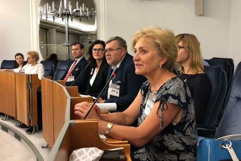 Na senackim forum przemawia Magdalena Kołodziejczak, wójt gminy wiejskiej Pruszcz Gdański
