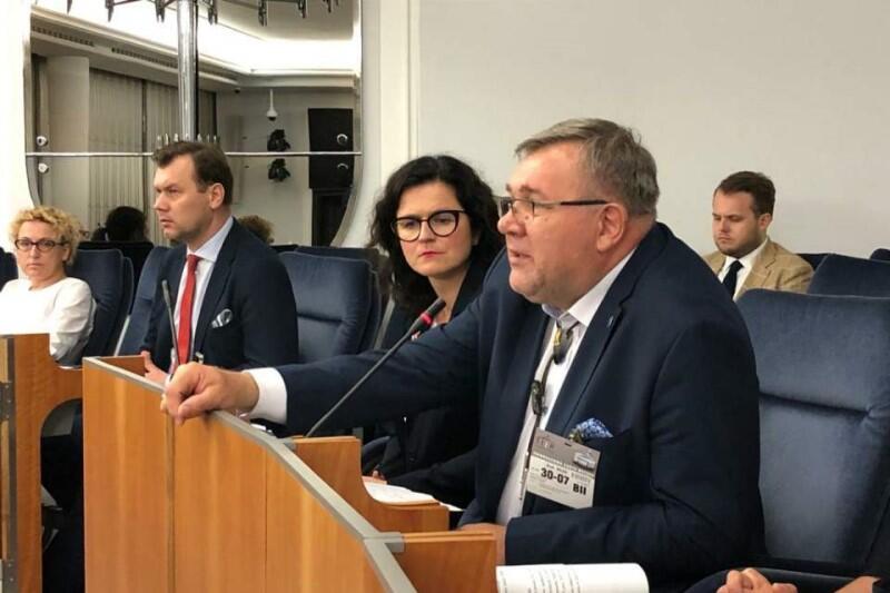 Burmistrz Mieczysław Gołuński przekonywał senatorów, że funkcjonowanie w ramach metropolii jest najważniejszą perspektywą dla mieszkańców Kartuz, którzy licznie szukają pracy w Trójmieście. Współpraca metropolitalna od lat jest faktem, o czym świadczy m.in. Pomorska Kolej Metropolitalna wybudowana i zarządzana przez Urząd Marszałkowski Województwa Pomorskiego - dzięki niej tysiące mieszkańców Kaszub mają dobry dojazd do Trójmiasta