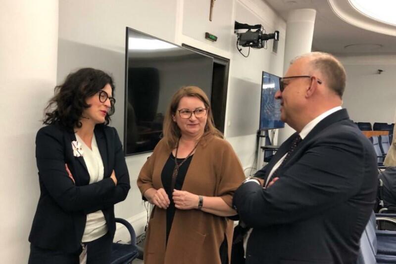 Prezydent Aleksandra Dulkiewicz w kuluarowej rozmowie z senatorem Kazimierzem Michałem Ujazdowskim
