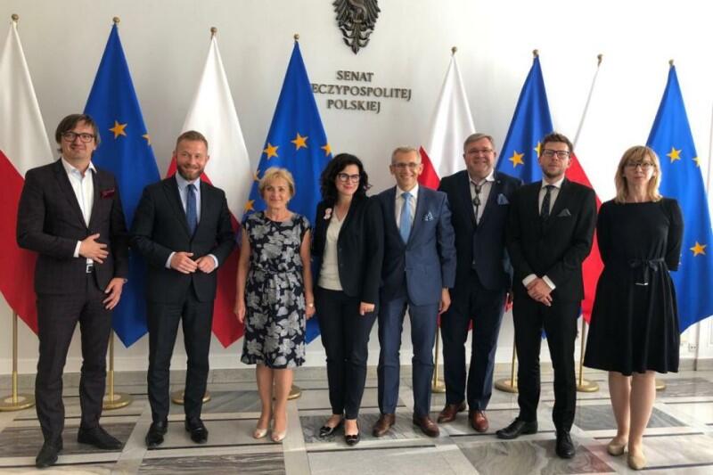 Pamiątkowe zdjęcie w Senacie RP - od prawej stoją: radna Miasta Gdańska Anna Goledzinowska, prezes zarządu OMG-G-S Michał Glaser, burmistrz Kartuz Mieczysław Gołuński, senator Krzysztof Kwiatkowski, prezydent Aleksandra Dulkiewicz, wójt gminy Pruszcz Gdański Magdalena Kaźmierczak, burmistrz Pelplina Andrzej Stanuch