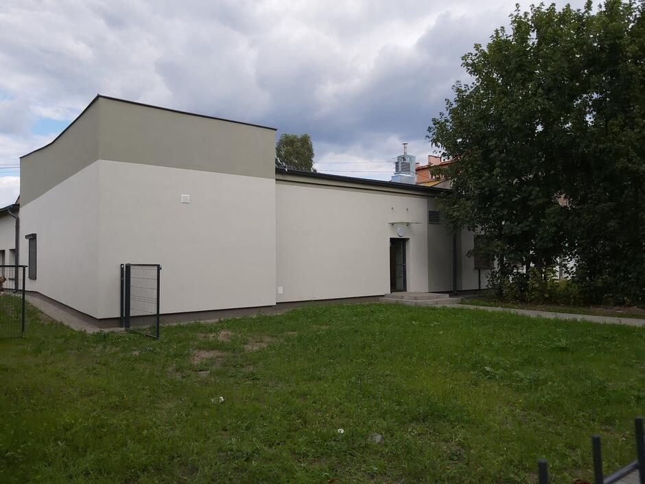 Przy budynku jest także skrawek zagospodarowanej zieleni, gdzie będzie można organizować zajęcia plenerowe