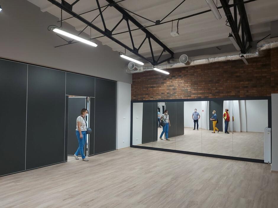W wyremontowanym budynku przy ul. Floriańskiej 3 w Nowym Porcie powstała nowa przestrzeń na działania społeczne: Centrum Wsparcia Rodzin prowadzone przez Fundację Społecznie Bezpieczni