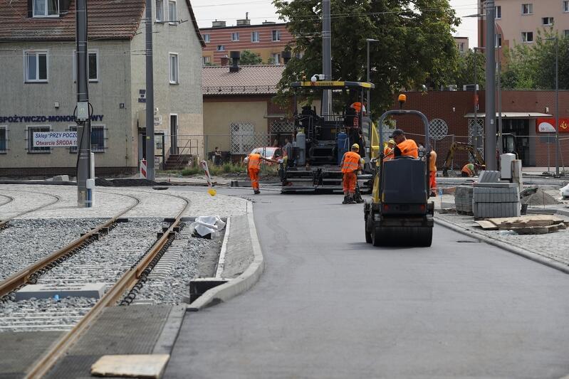 Na skrzyżowaniu ul. Stryjewskiego i Zimnej w piątek trwały jeszcze ostatnie prace wykończeniowe