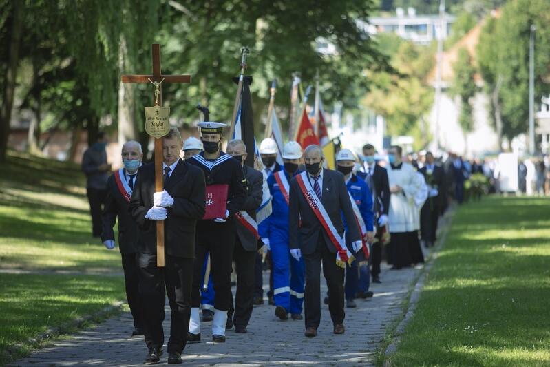 Wśród osób żegnających Piotr Soykę obecni byli pracownicy branży okrętowej
