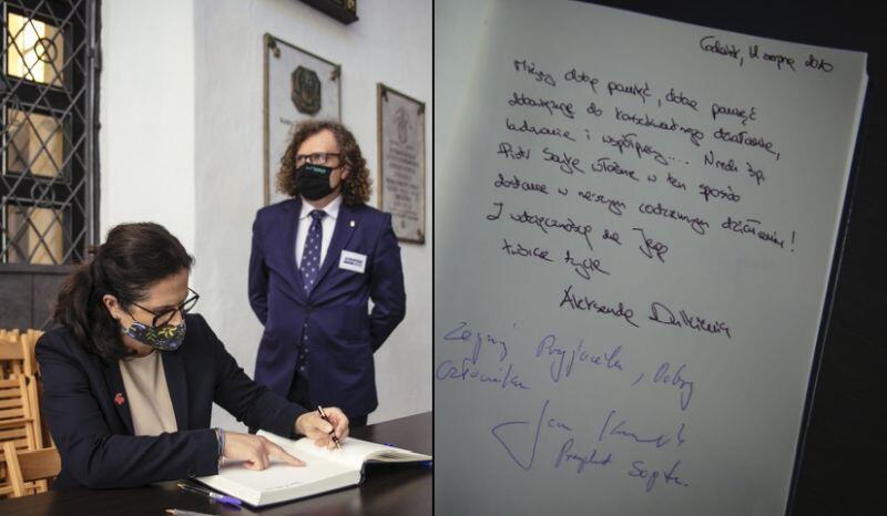 Prezydent Gdańska Aleksandra Dulkiewicz wpisuje się do księgi kondolencyjnej