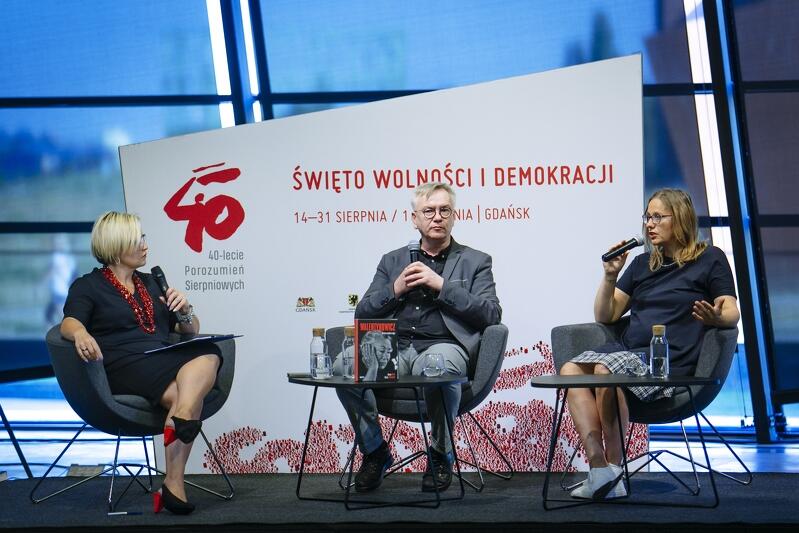 Od lewej: prowadząca spotkanie Agnieszka Michajłow, i autorzy książki: Marek Sterlingow i Dorota Karaś