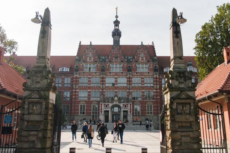 Politechnika Gdańska wychowała już kilka pokoleń polskich inżynierów, jej absolwenci mają dziś wielki wpływ na funkcjonowanie pomorskiej gospodarki i licznych instytucji 